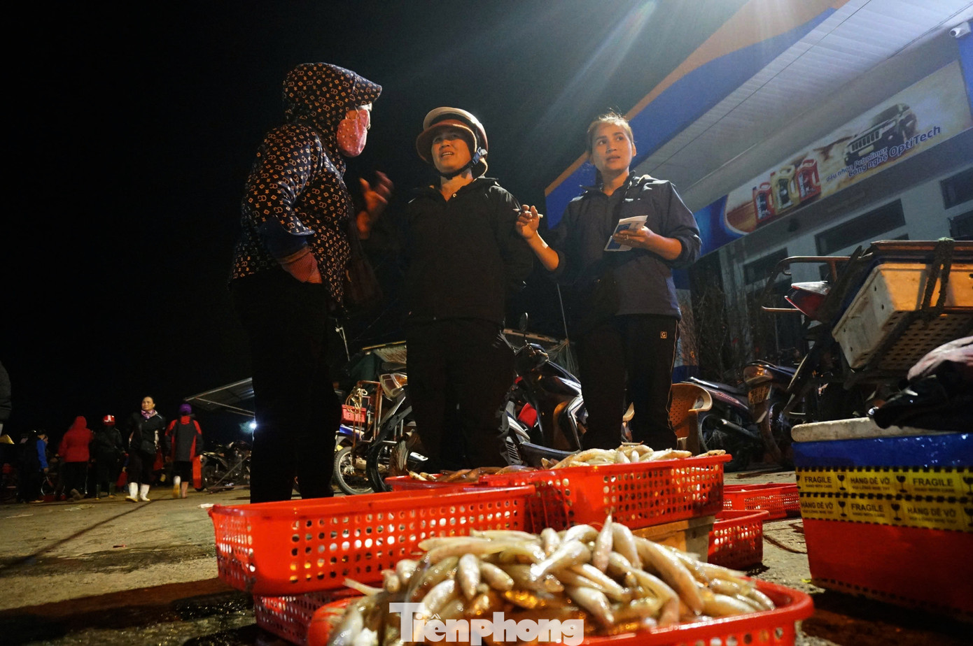 Đầu năm, hải sản đánh bắt bán được với giá cao, giá tăng khoảng 50% so với ngày thường nên ngư dân rất phấn khởi. Đầu năm, hải sản đánh bắt bán được với giá cao, giá tăng khoảng 50% so với ngày thường nên ngư dân rất phấn khởi.