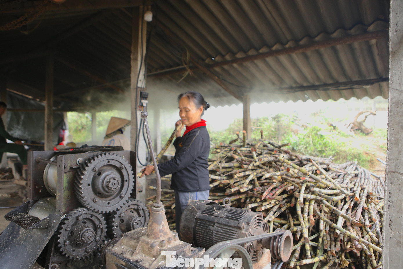 Trước đây người dân dùng sức trâu để ép mía, nhưng nay đã chuyển sang làm bằng máy nhằm tiết kiệm được thời gian, công sức. Gia đình chị Lê Thị Phương có thâm niên trên 10 năm gắn bó với nghề làm mật mía. Từ tháng 12 (ÂL) sau khi thu hoạch mía xong sẽ xuống giống. Đến 1 năm sau thì thu hoạch mía và nấu mật để phục vụ thị trường. Việc nấu mật cũng vất vả, thức khuya dậy sớm. Đợt này gia đình chị tập trung hết mọi người trong nhà hỗ trợ nấu mật, mỗi ngày nấu thành phẩm gần 2 tạ mật. Dự tính từ giờ đến Tết sẽ nấu được khoảng 15 tạ mật bán ra thị trường.