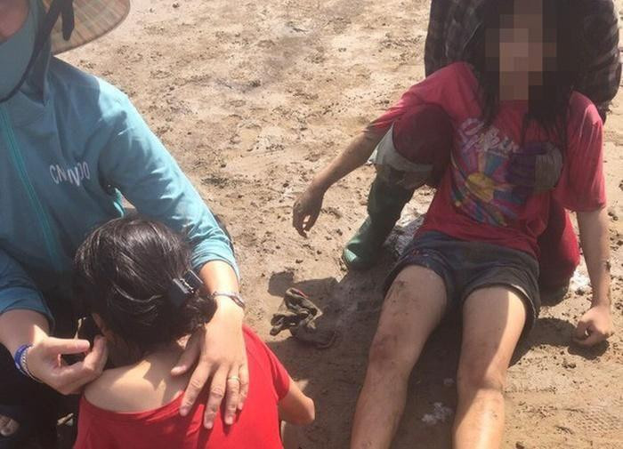 Hai bé gái may mắn được cứu sống.