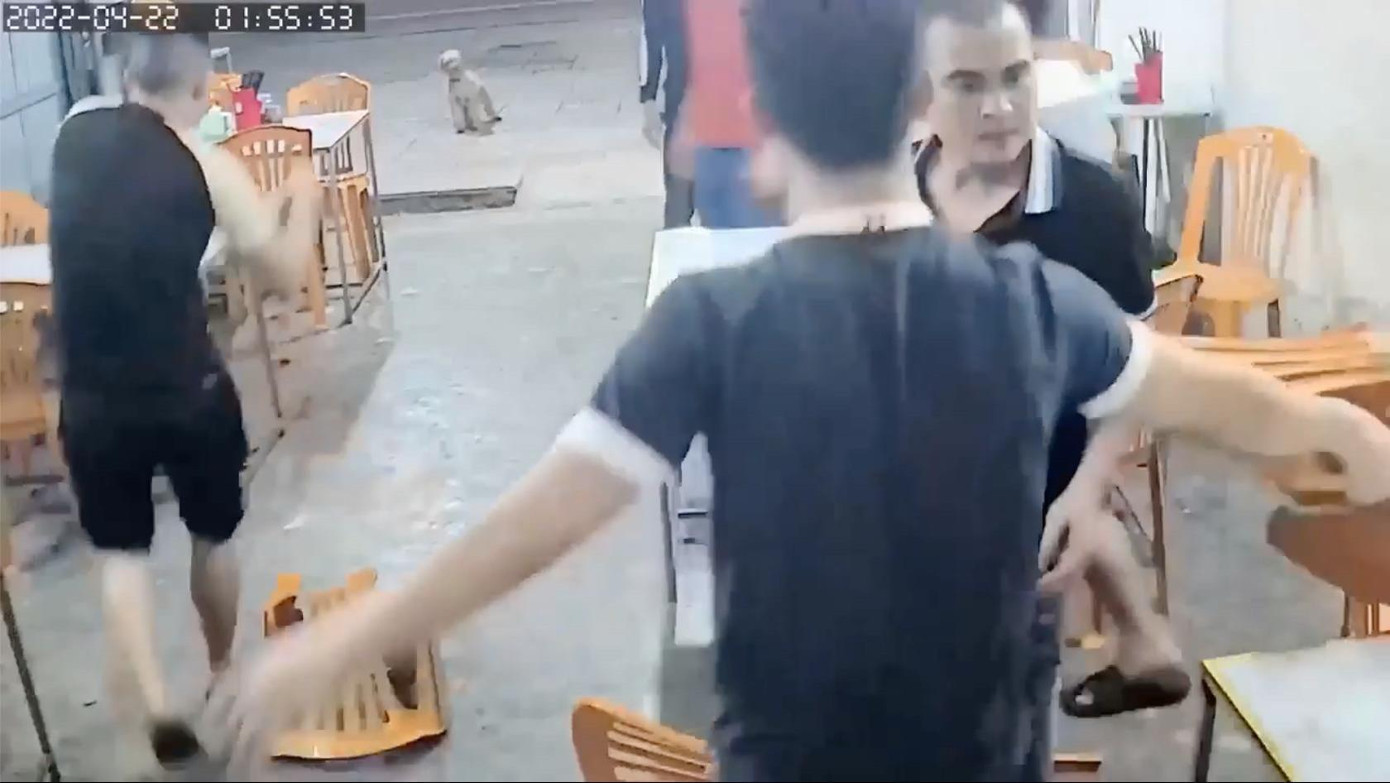 Nhóm người đàn ông dùng ghế lao vào đánh chị G. Nhóm người đàn ông dùng ghế lao vào đánh chị G.