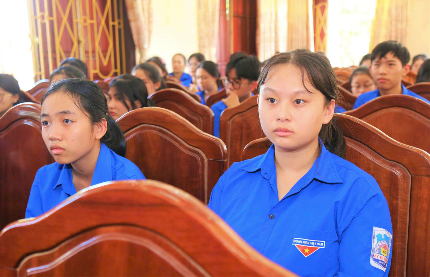 Đợt sinh hoạt chính trị nhằm tuyên truyền, giáo dục cho cán bộ, đoàn viên, thanh thiếu nhi về cuộc đời và tấm gương của anh Lý Tự Trọng. Đợt sinh hoạt chính trị nhằm tuyên truyền, giáo dục cho cán bộ, đoàn viên, thanh thiếu nhi về cuộc đời và tấm gương của anh Lý Tự Trọng.