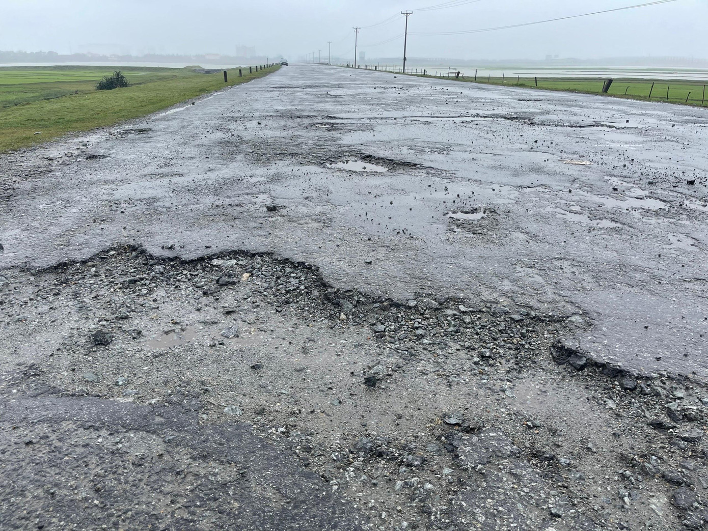 Những "ổ gà, ổ voi" bẫy người giao thông qua khu vực này.