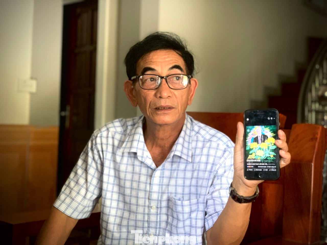 Thầy giáo Phan Văn Phúc khắc hoạ chân dung Tổng Bí thư Nguyễn Phú Trọng bằng phấn khiến nhiều người xúc động. Thầy giáo Phan Văn Phúc khắc hoạ chân dung Tổng Bí thư Nguyễn Phú Trọng bằng phấn khiến nhiều người xúc động.