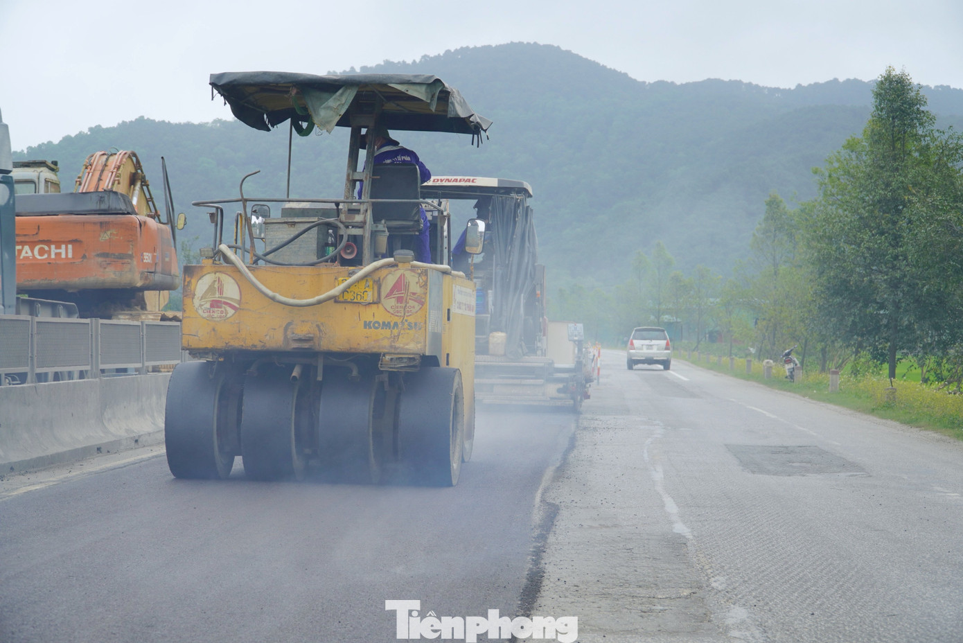 Để đảm bảo tiến độ, Chi nhánh BOT tuyến tránh thành phố Vinh huy động máy móc, nhân lực chia 3 ca làm việc liên tục từ sáng tới đêm khuya.