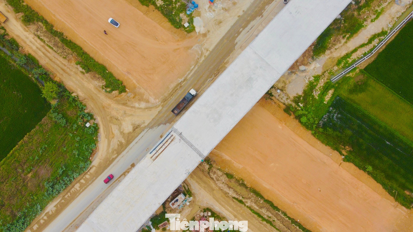 Kỹ sư Bùi Quốc Hưng - Chỉ huy công trường mũi thi công số 1 - Công ty Vinaconex cho biết, công trình khởi công vào tháng 1/2023 nhưng yêu cầu hoàn thành nút giao đúng với thời gian của đoạn cao tốc Diễn Châu - Bãi Vọt nên khối lượng công việc khá áp lực.