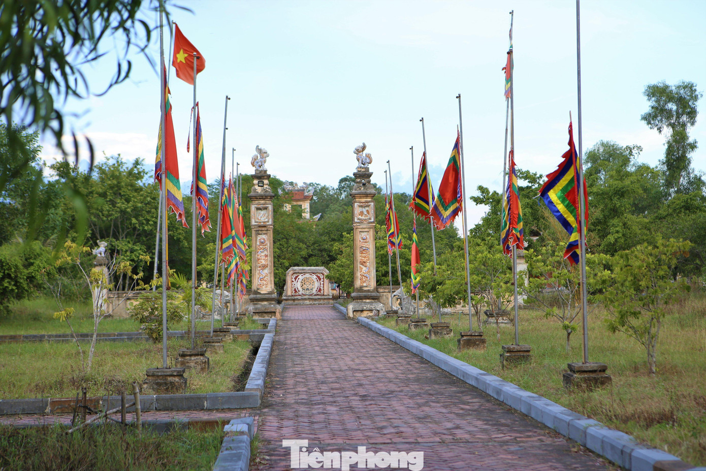 Đền Nen được xếp hạng di tích lịch sử cấp Quốc gia năm 2009. Đền được xây dựng tách biệt với khu dân cư, bao bọc bởi những cánh đồng lúa của làng Phúc Tiến.