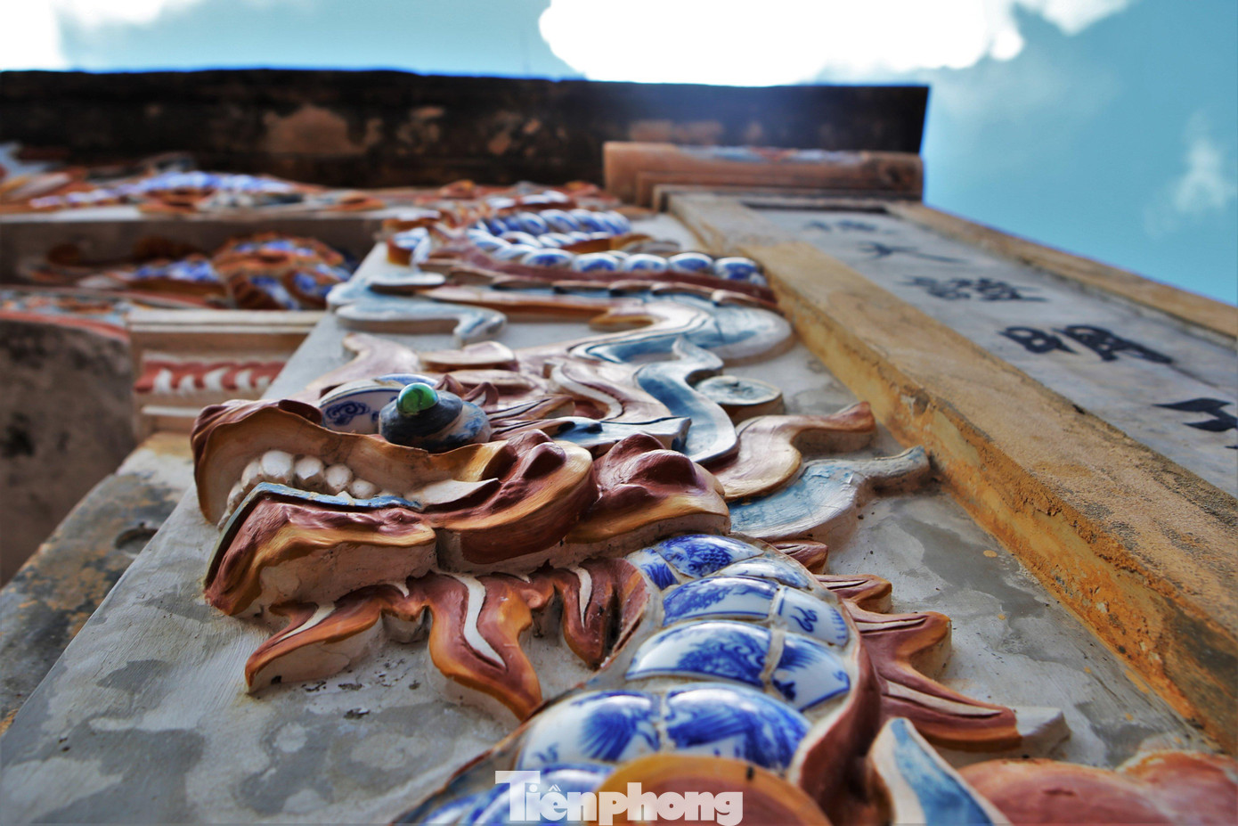 Tại các phần mái của tòa điện và ở cổng tam quan, hình tượng rồng vàng luôn được đề cao biểu hiện cho sự uy quyền, linh thiêng của ngôi đền cổ.