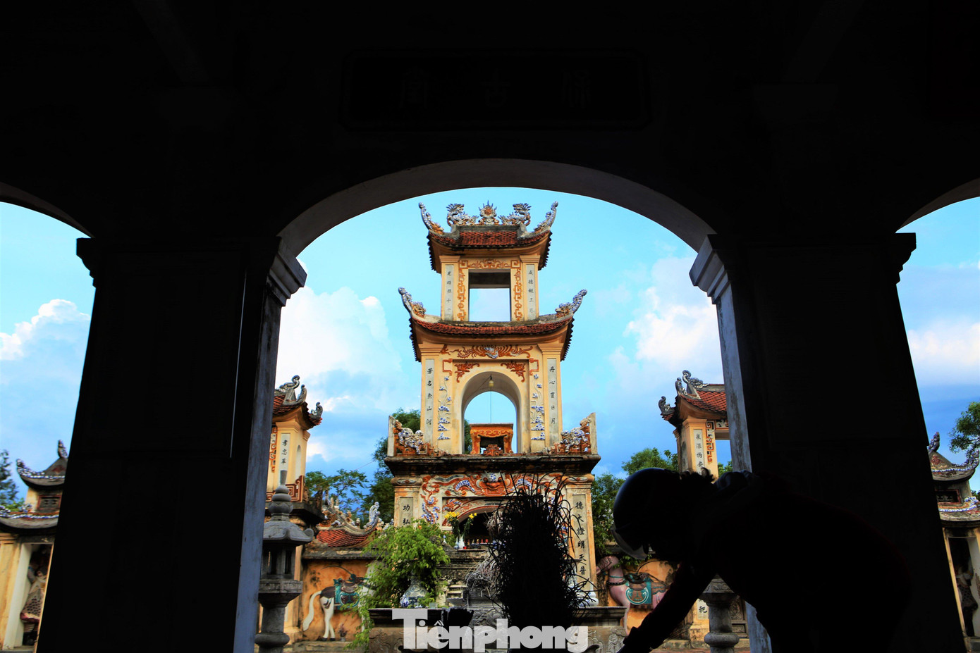 Cổng tam quan dẫn vào đền có kiến trúc xây dựng thời lý, gồm tám mái, hai bên cổng vào đều khắc câu đối chữ Hán.