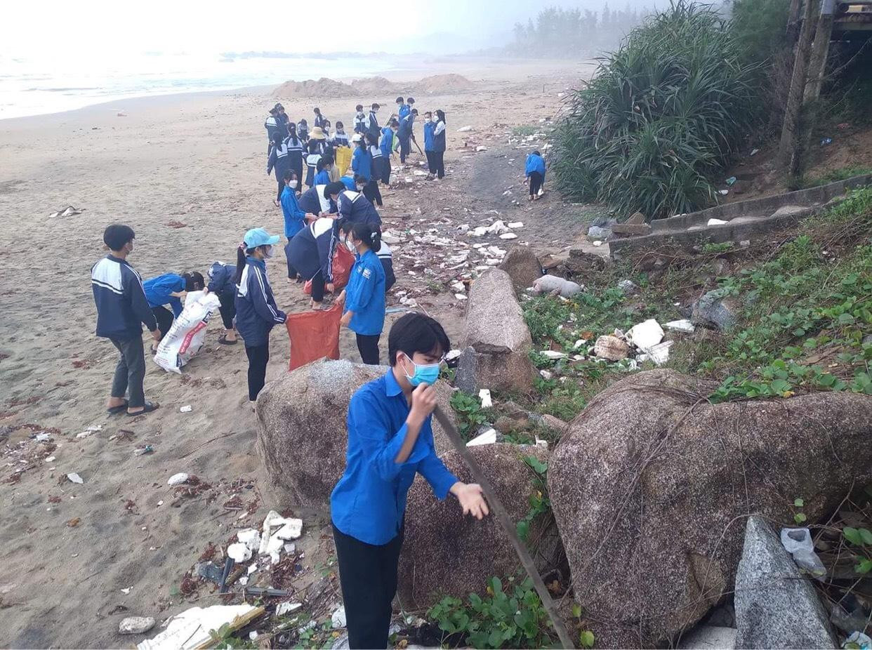 Huyện đoàn Cẩm Xuyên đã kêu gọi các tình nguyện viên tham gia hưởng ứng chiến dịch “Hãy làm sạch biển” năm 2022 tại bãi biển Thiên Cầm với hơn 250 đoàn viên tham gia.