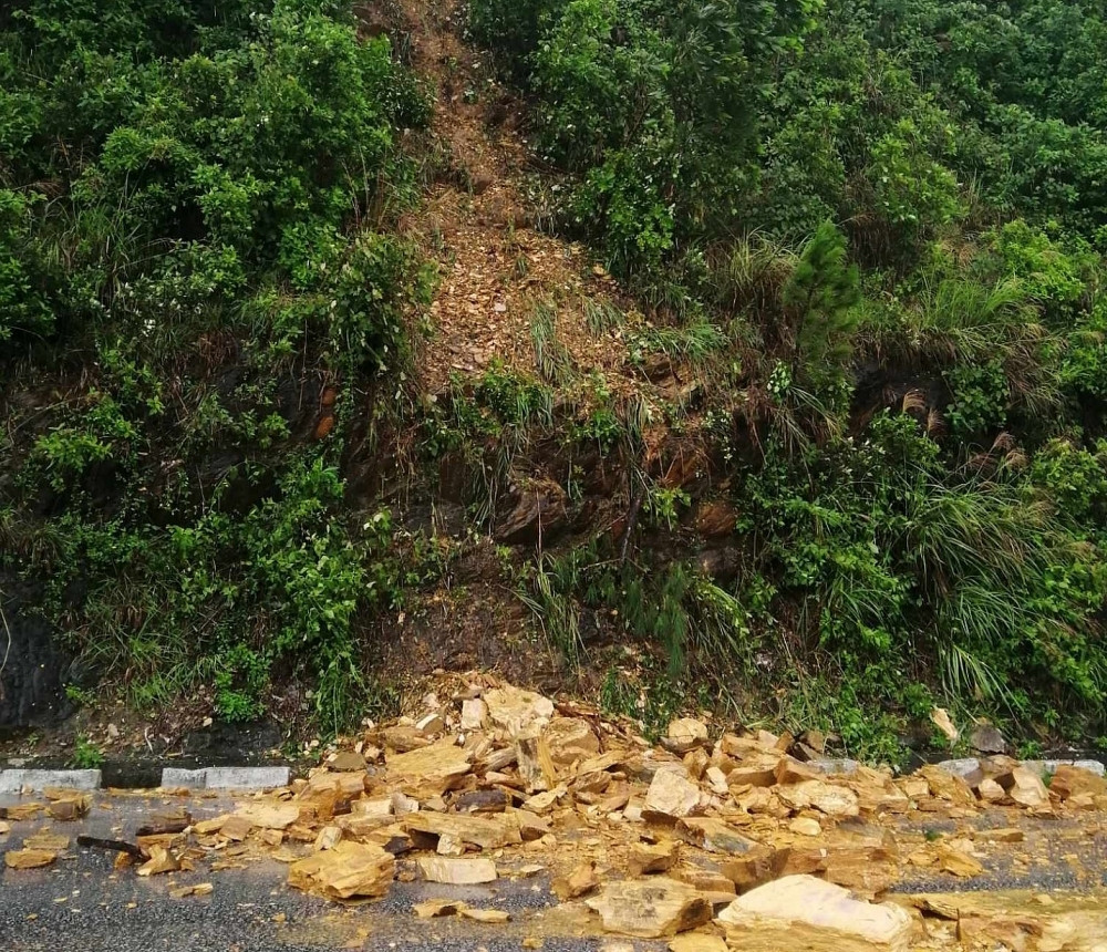 Ngày 13/11, ông Nguyễn Viết Chiến, Hạt trưởng Hạt Quản lý giao thông đường bộ Phố Châu (thuộc Văn phòng Quản lý đường bộ 2.3, Khu Quản lý đường bộ 2, Cục Đường bộ Việt Nam) cho hay: Vào sáng nay, mưa lớn khiến nhiều khối đất đá từ vách núi Nầm, đoạn thuộc xã Sơn Châu (huyện Hương Sơn) bị sạt lở tràn xuống quốc lộ 8 A, khiến giao thông bị ảnh hưởng. Sự việc xảy ra vào khoảng 4h sáng nay, nơi tiếp giáp giữa xã Sơn Châu và xã Kim Hoa (tại km 29+30, cách cầu Nầm chừng 200m).