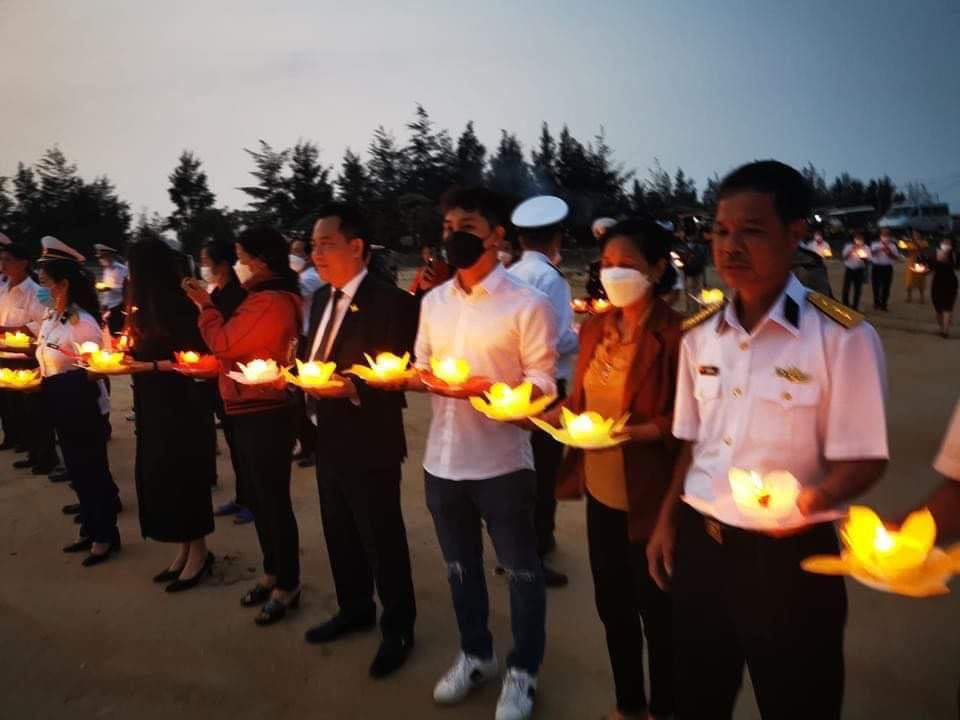 Những người thân cùng đồng đội của các liệt sĩ đến từ Quảng Trị, Quảng Bình, Hà Tĩnh mang đèn đã được chuẩn bị từ trước, chia ra và đứng từ bờ thả ra biển. Những người thân cùng đồng đội của các liệt sĩ đến từ Quảng Trị, Quảng Bình, Hà Tĩnh mang đèn đã được chuẩn bị từ trước, chia ra và đứng từ bờ thả ra biển.