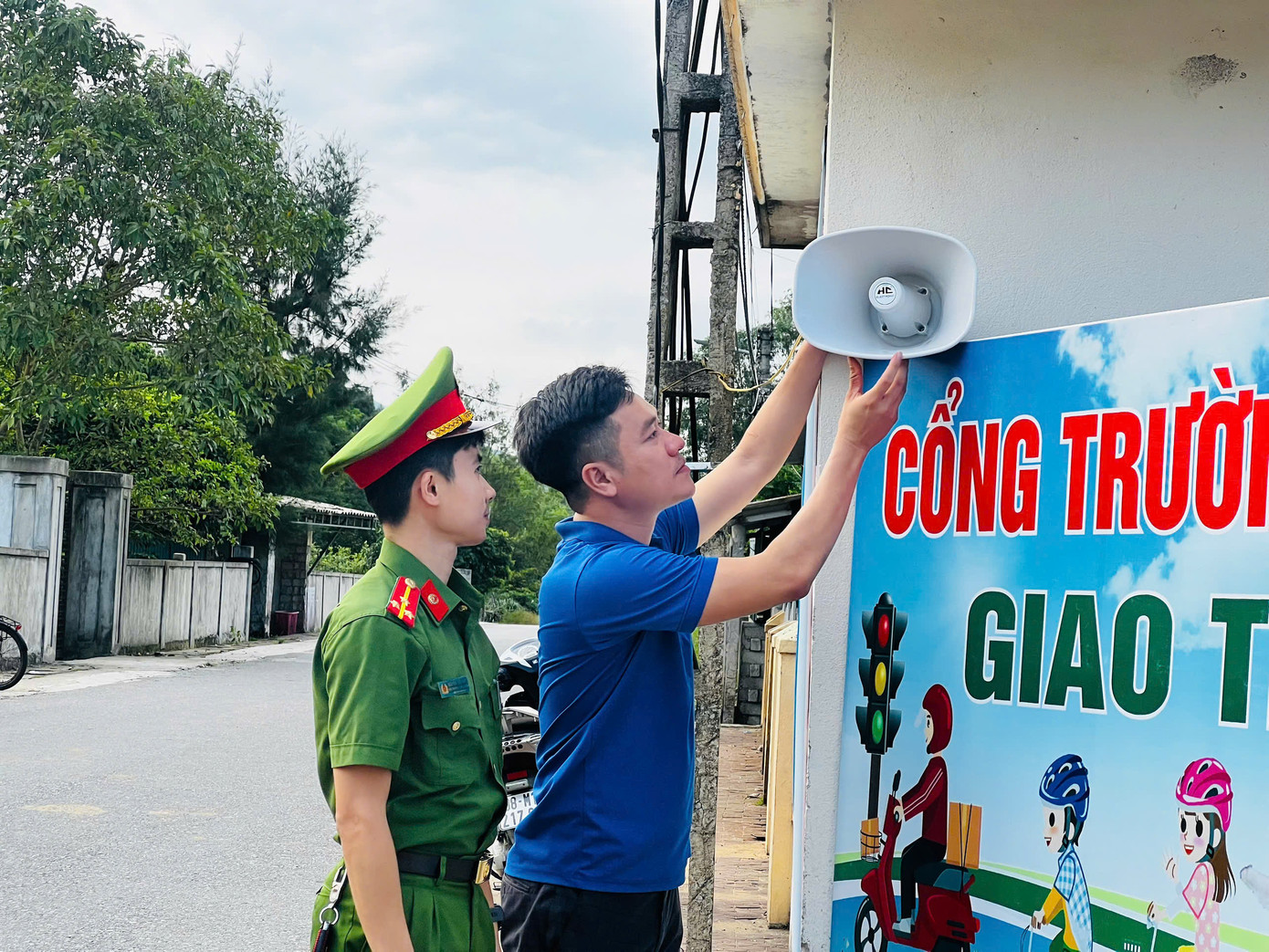 Hướng tới kỷ niệm 110 năm ngày sinh Anh hùng Liệt sỹ Lý Tự Trọng (20/10/1914 - 20/102024), Ban thường vụ Huyện Đoàn, Hội đồng đội huyện Thạch Hà đã chỉ đạo xây dựng công trình thanh niên “Loa truyền thanh tự động trước cổng trường”. Ảnh: Hoài Nam