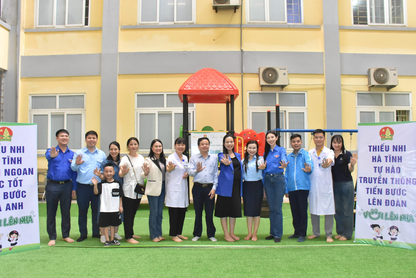 Khu vui chơi được bố trí sinh động, an toàn giúp cho các bệnh nhi đang điều trị tại BVĐK tỉnh Hà Tĩnh được thư giãn, vui chơi sau những giờ điều trị. Khu vui chơi được bố trí sinh động, an toàn giúp cho các bệnh nhi đang điều trị tại BVĐK tỉnh Hà Tĩnh được thư giãn, vui chơi sau những giờ điều trị.