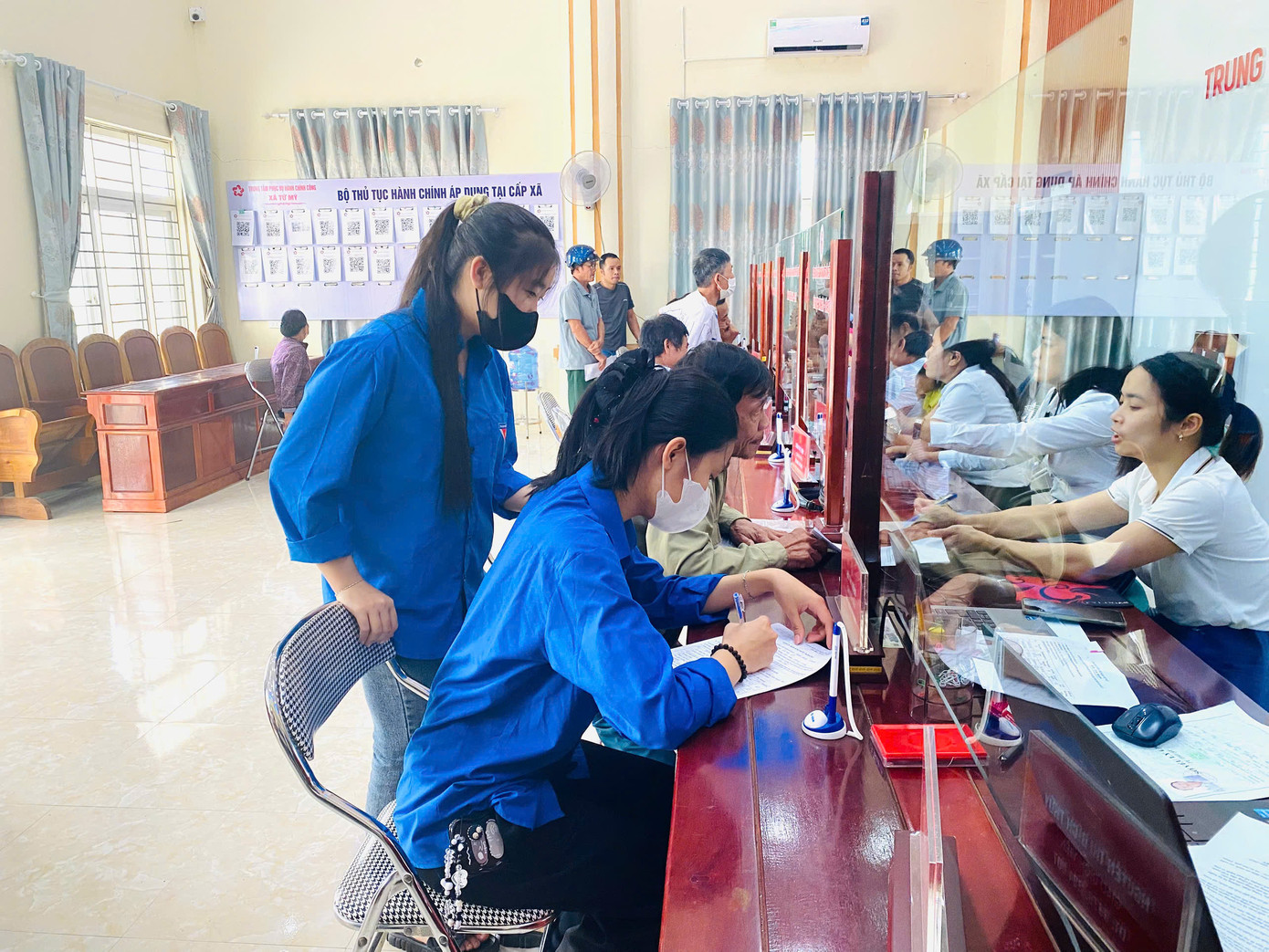 Trong ngày hôm nay (7/7), tại 69 phường, xã trên địa bàn Hà Tĩnh đã đồng loạt ra quân triển khai đội hình thanh niên tình nguyện hỗ trợ vận hành mô hình chính quyền địa phương 2 cấp và cung cấp dịch vụ công trực tuyến tại cơ sở. Ảnh: HN