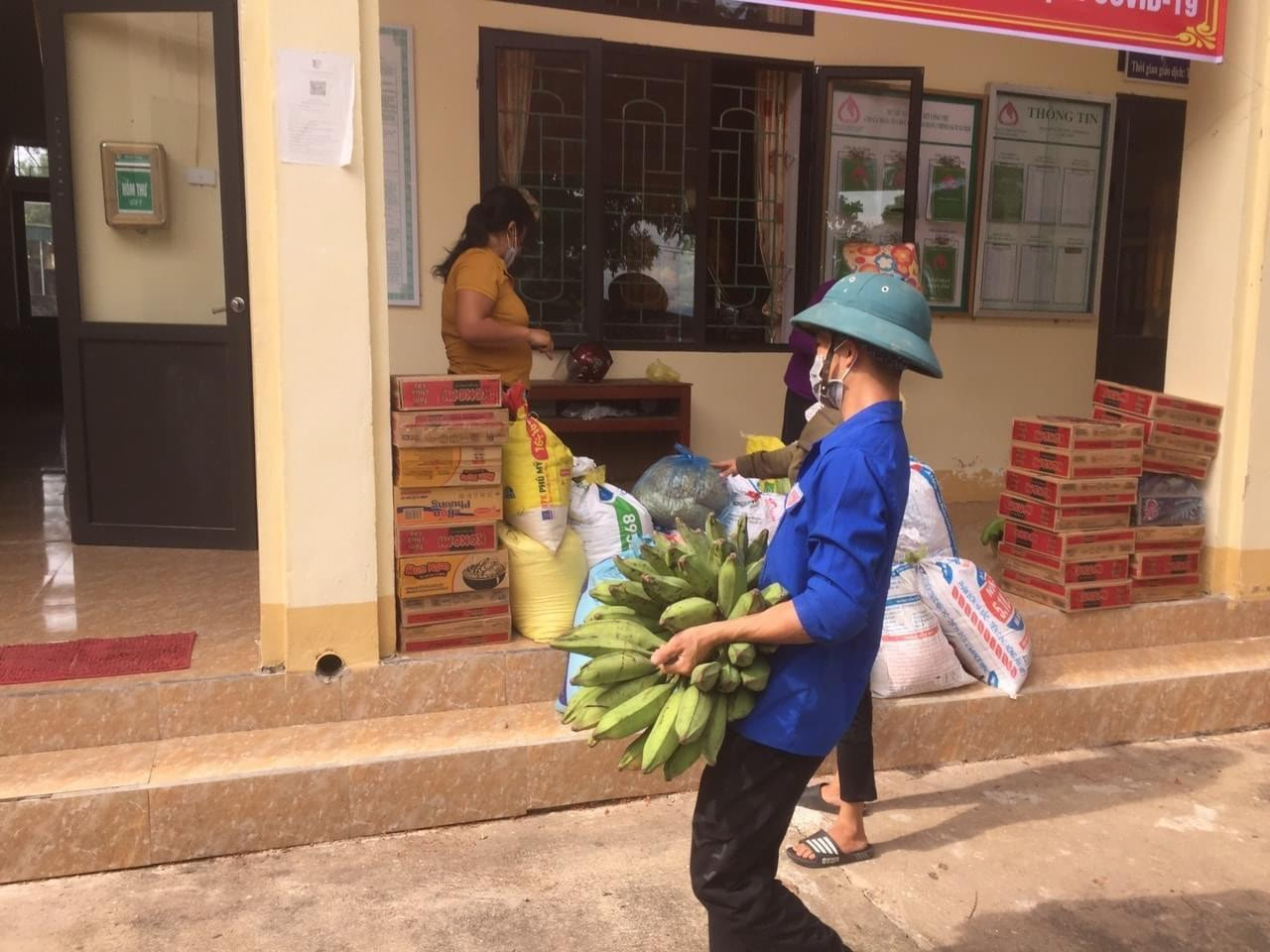 Bạn trẻ không ngần ngại đi về từng thôn, xóm để tiếp nhận những món quà của người dân huyện Hương Sơn ủng hộ người dân vùng dịch.