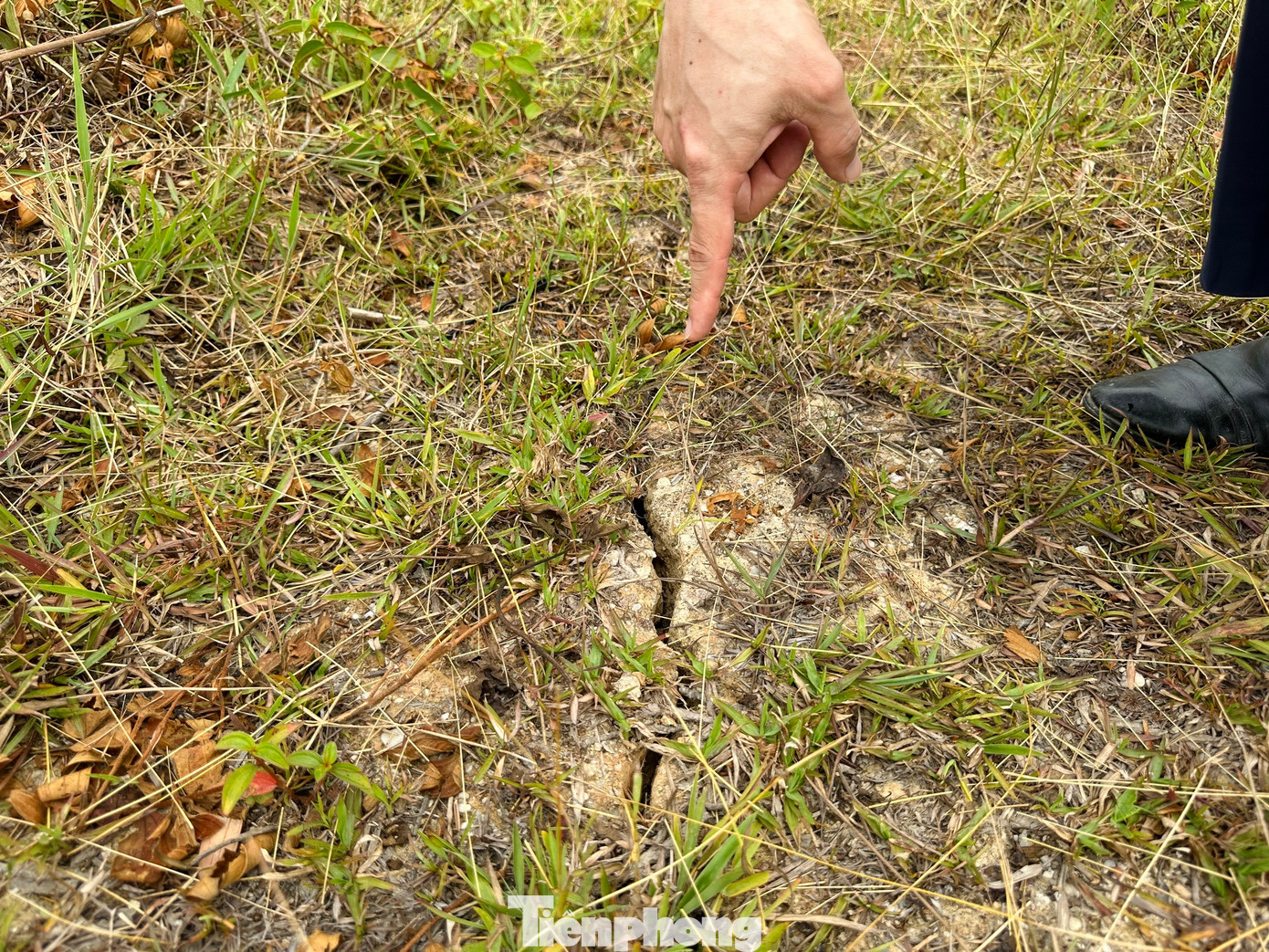 Việc khắc phục tình trạng xuống cấp tại hồ, đập chỉ là biện pháp tạm thời. Trong ảnh hồ Chà Chạm (huyện Hương Khê) xuất hiện vết nứt dài 20m và nhiều hồ đập được khắc phục sự cố sạt lở bằng cách đóng cọc tre...