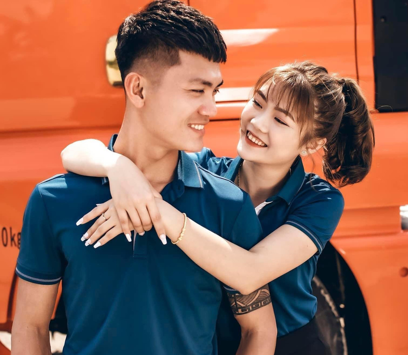 Được biết, đám cưới này của anh Phan Thành Nhân (SN 1995), làm nghề lái xe Việt - Lào và cô giáo Phan Thị Tố Uyên (SN 1999, cùng trú tại xã Sơn Tây, huyện Hương Sơn, tỉnh Hà Tĩnh). Họ tổ chức đám cưới vào ngày 2/3 vừa qua. Được biết, đám cưới này của anh Phan Thành Nhân (SN 1995), làm nghề lái xe Việt - Lào và cô giáo Phan Thị Tố Uyên (SN 1999, cùng trú tại xã Sơn Tây, huyện Hương Sơn, tỉnh Hà Tĩnh). Họ tổ chức đám cưới vào ngày 2/3 vừa qua.