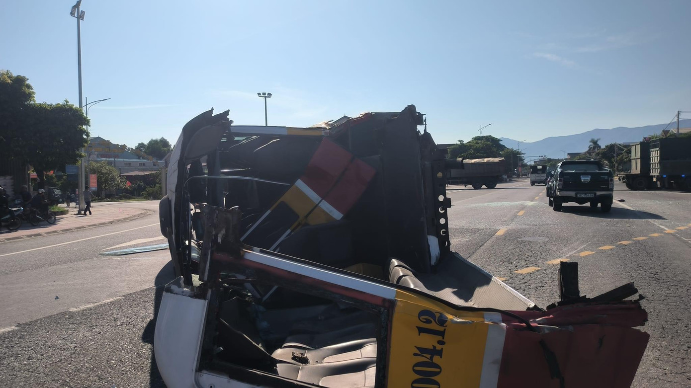 Chiếc xe buýt lật nghiêng giữa đường sau khi xảy ra va chạm giao thông.