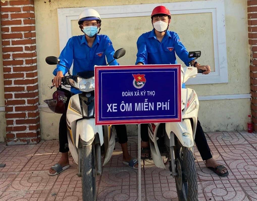 Trong buổi sáng nay diễn ra kỳ thi, các tình nguyện viên Hà Tĩnh đã thực hiện được nhiều hoạt động thiết thực như: hỗ trợ nhận trông xe, giữ túi xách; đưa đón các thí sinh có hoàn cảnh khó khăn, tai nạn đến điểm thi; cung cấp nước uống miễn phí… Trong buổi sáng nay diễn ra kỳ thi, các tình nguyện viên Hà Tĩnh đã thực hiện được nhiều hoạt động thiết thực như: hỗ trợ nhận trông xe, giữ túi xách; đưa đón các thí sinh có hoàn cảnh khó khăn, tai nạn đến điểm thi; cung cấp nước uống miễn phí…