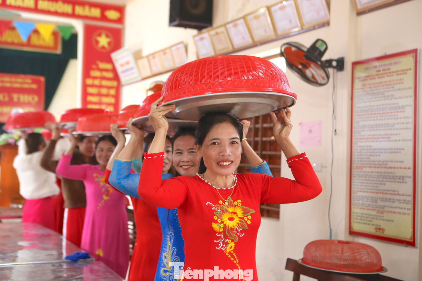 Chị Lê Thị Bình (trú thôn Sơn Phú) cho biết trong ngày 11 tháng Giêng, có hơn 500 người dân ở thôn cùng tập trung để gói và nấu bánh chưng. Thôn năm nay làm 350 chiếc bánh để cung tiến lên vua Mai trong ngày giỗ. Cứ đến dịp giỗ vua Mai, người dân lại vui mừng, phấn khởi khi được góp sức mình làm những chiếc bánh, mâm cỗ dâng lên bàn thờ.