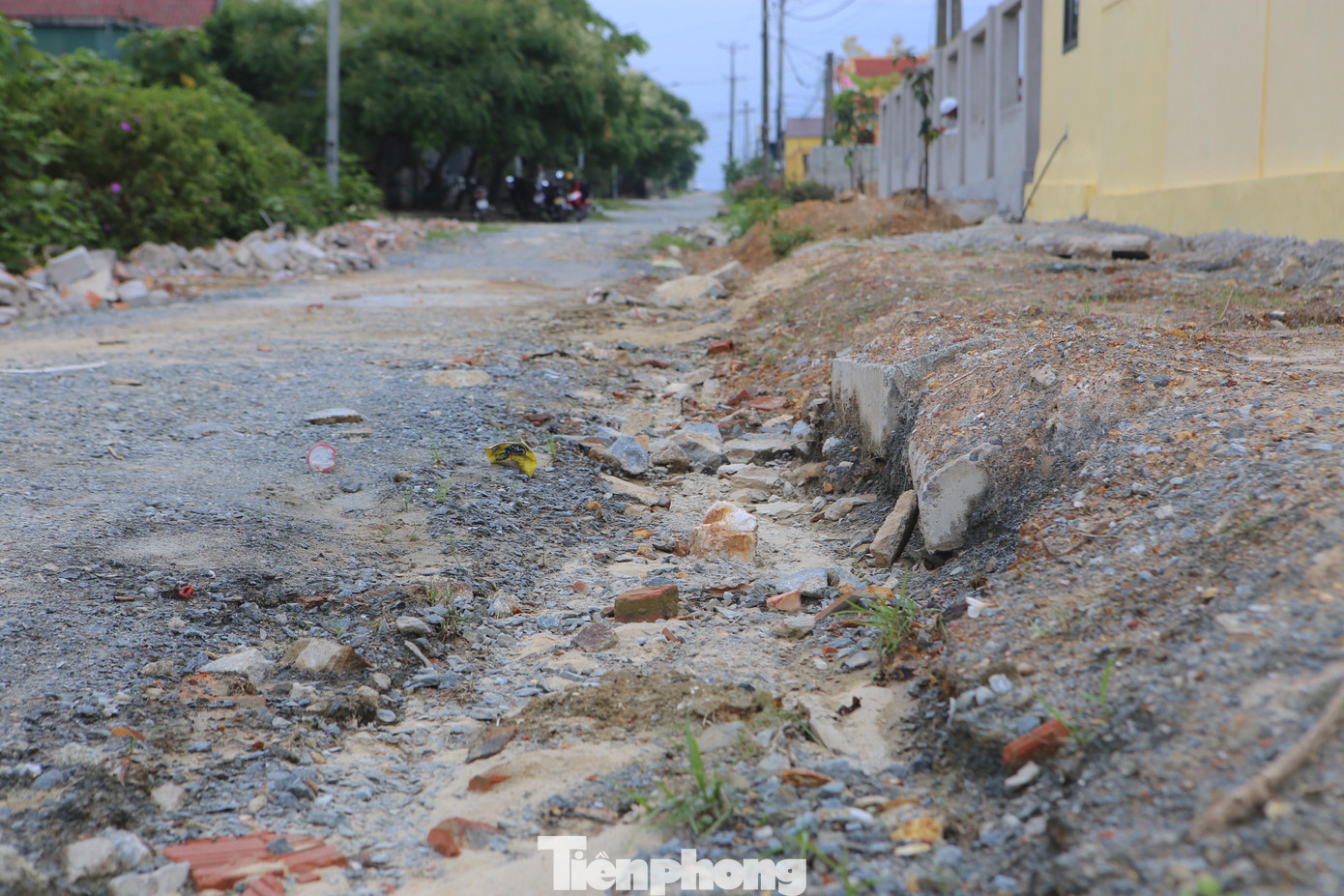 Ông Nguyễn Thanh Bình - Thôn trưởng Tân Phúc Thành 2 cho biết, việc hạ tầng vẫn chưa hoàn thiện gây khó khăn cho việc đi lại, sản xuất của người dân. Đặc biệt việc thay đổi thiết kế một số tuyến đường cũng là một bất cập khi hệ thống điện, mương thoát nước nằm trong đất của người dân.
