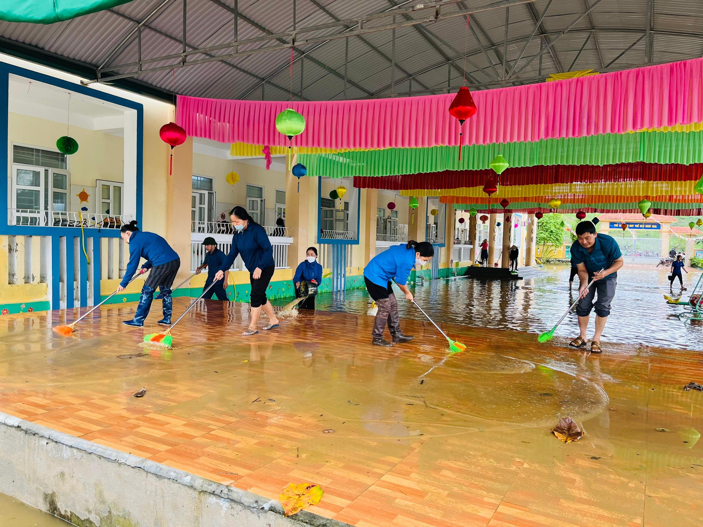 Để hỗ trợ giáo viên, chính quyền địa phương dọn dẹp trường nhằm đón học sinh trở lại lớp học, sau khi nước lũ rút, các lực lượng đoàn viên thanh niên huyện Hương Sơn (Hà Tĩnh) đã đến tại các điểm bị ngập nặng để dọn dẹp sân trường, lớp học.