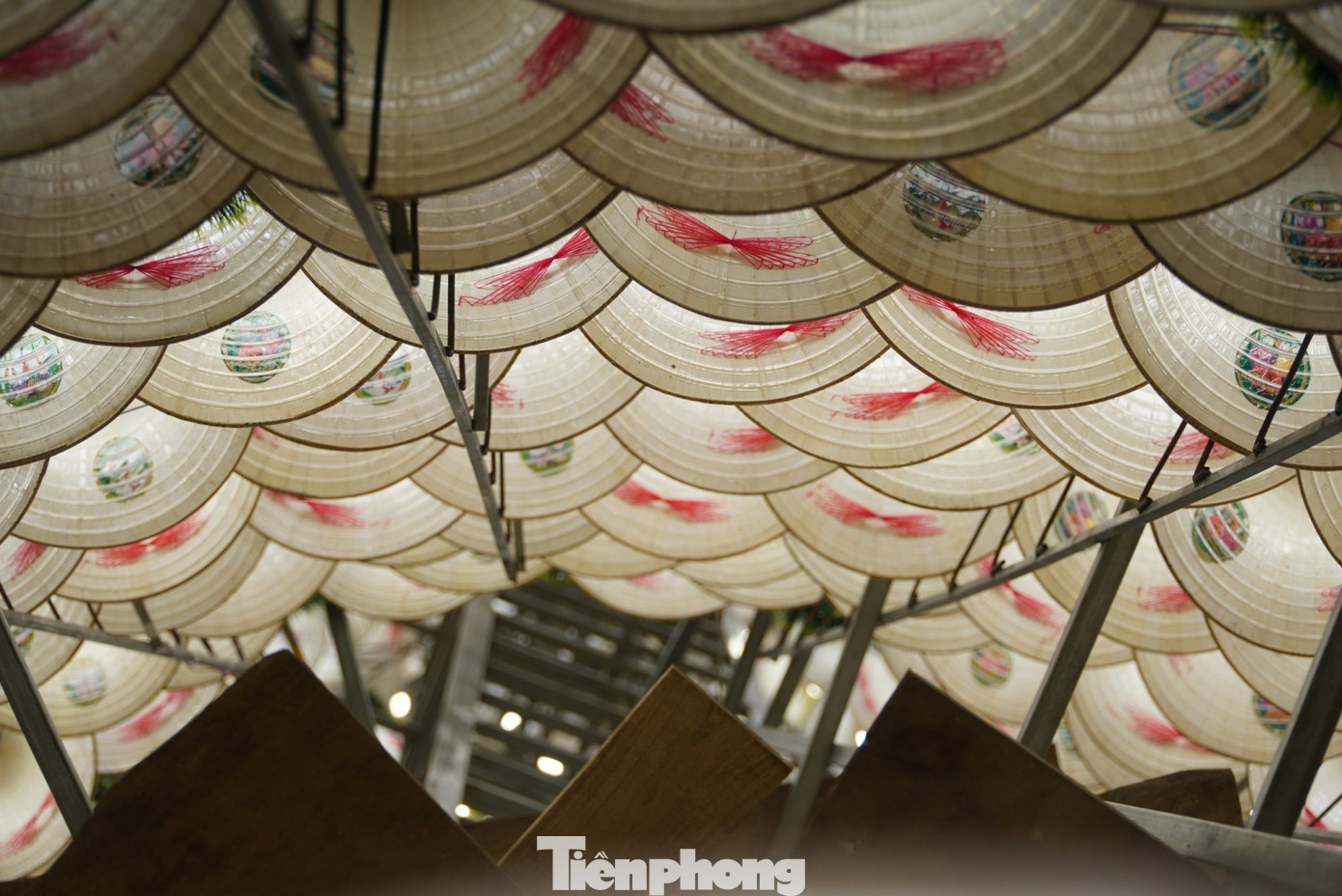 Điểm nổi bật của cây thông năm nay là được trang trí từ 1.300 chiếc nón lá, cao hơn 22m, tạo thành 3 tầng tháp. Mỗi chiếc nón đều có bóng đèn bên trong và đèn nháy trang trí xung quanh.