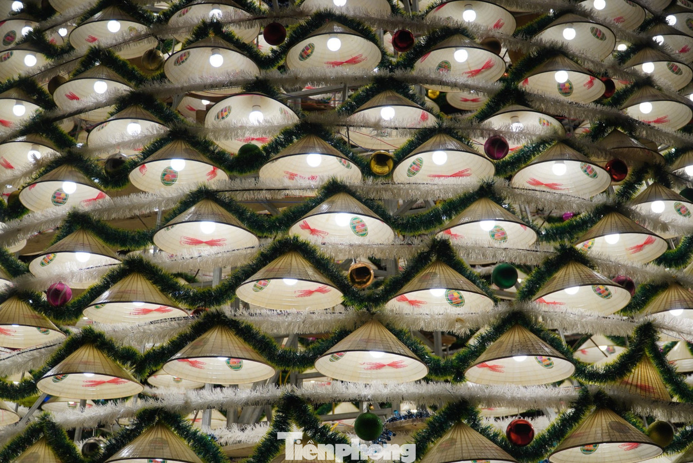 Hàng nghìn nón lá xếp theo từng tầng đều đặn theo hàng lối.