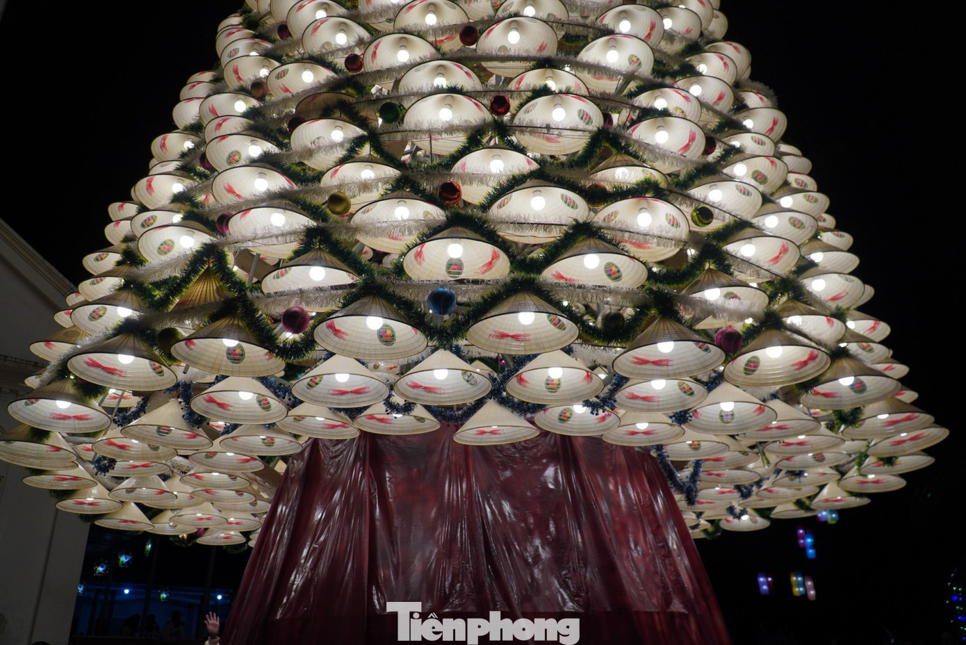 Hàng nghìn nón lá xếp theo từng tầng đều đặn theo hàng lối.