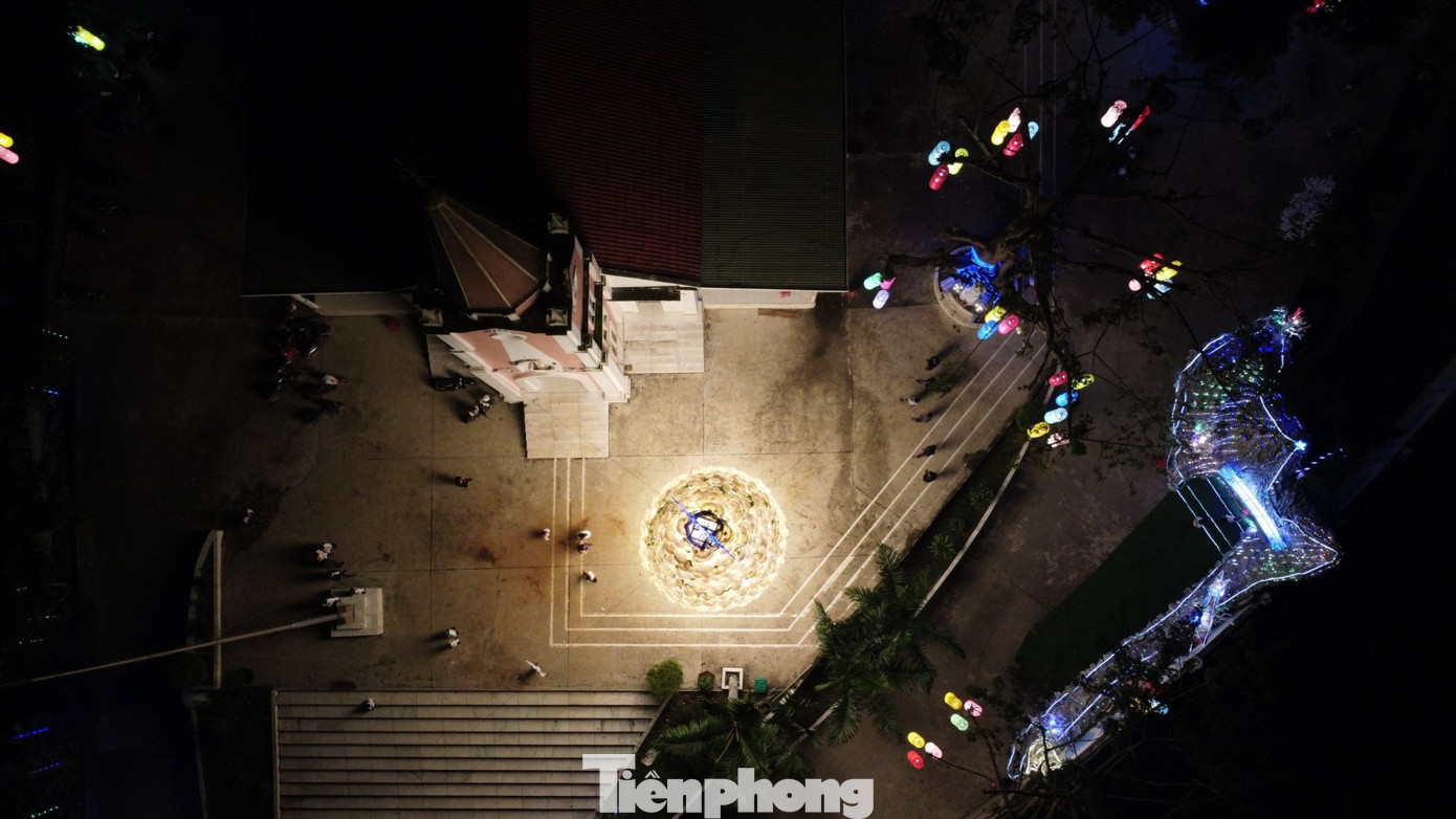 Đây là năm thứ 2 giáo xứ Đức Vọng làm cây thông từ nón lá.