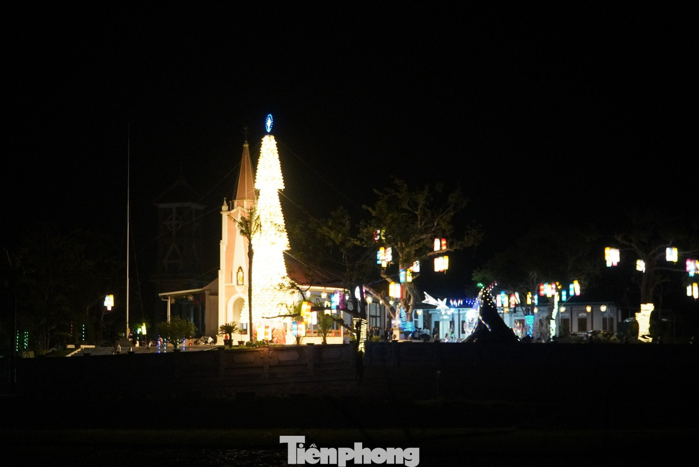 Theo đại diện giáo xứ Đức Vọng, đây là cây thông Noel có kích thước lớn nhất từ trước đến nay.