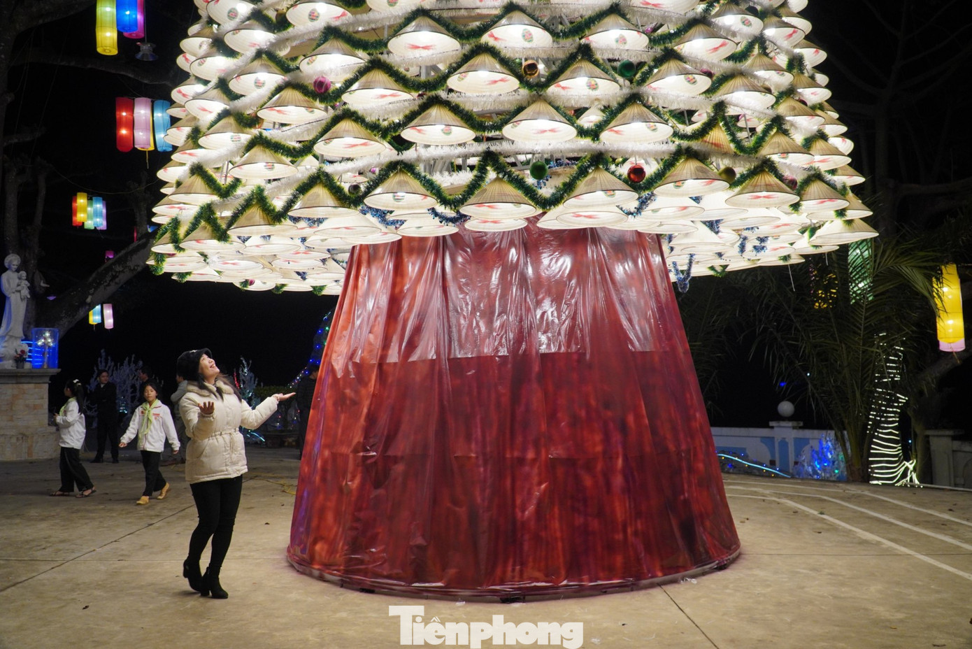 Những ngày qua, nhiều người dân trong huyện và các vùng lân cận đến tham quan, chụp ảnh, ngắm vẻ đẹp của cây thông Noel độc đáo này.