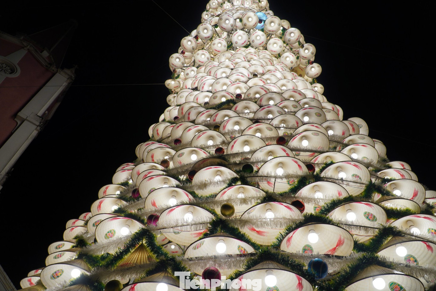 Điểm nổi bật của cây thông năm nay là được trang trí từ 1.300 chiếc nón lá, cao hơn 22m, tạo thành 3 tầng tháp. Mỗi chiếc nón đều có bóng đèn bên trong và đèn nháy trang trí xung quanh.
