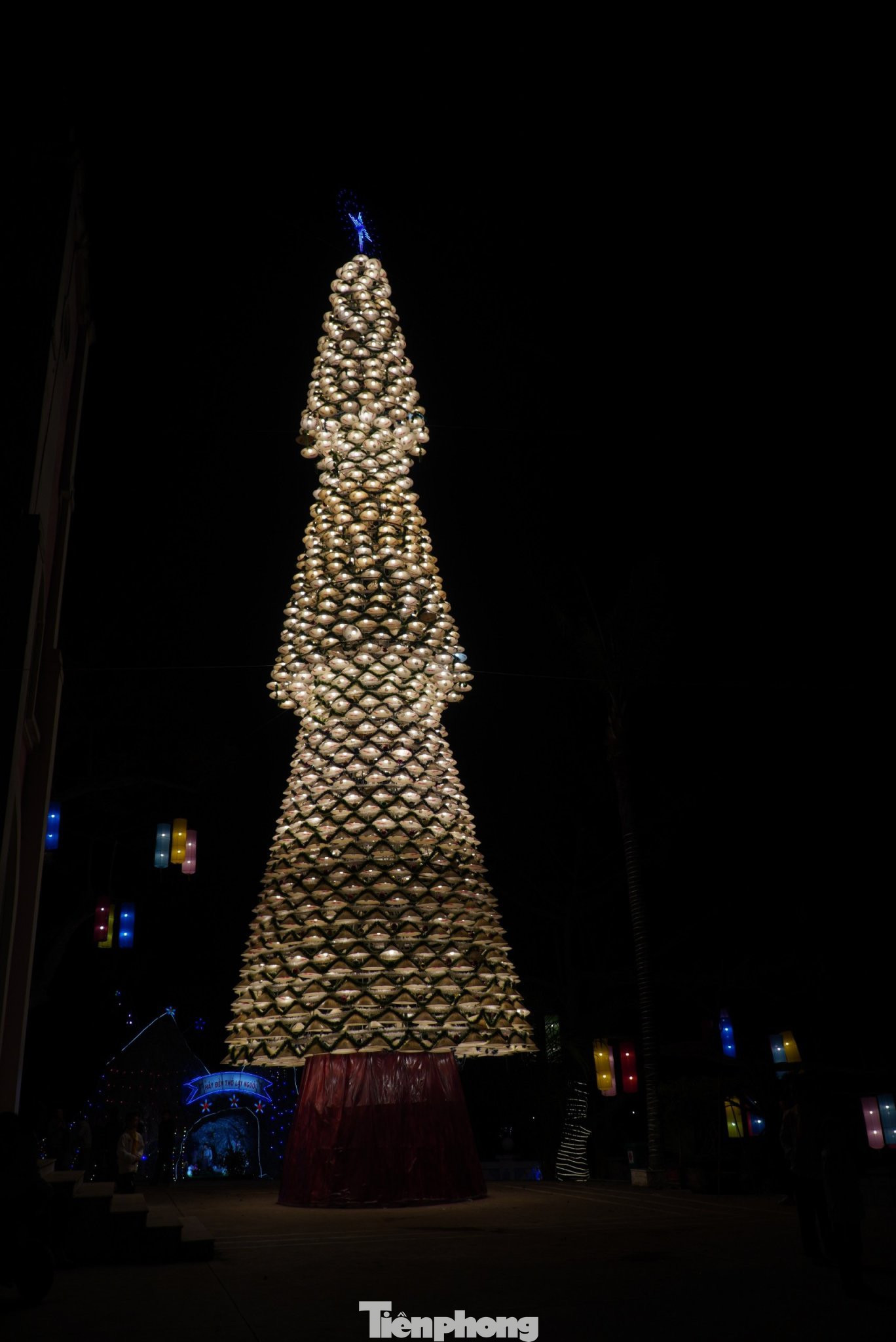 Cây thông Noel làm từ nón lá được người dân giáo xứ Đức Vọng (xã Sơn Giang, huyện Hương Sơn, tỉnh Hà Tĩnh) làm trong vòng hơn 1 tháng. Đây được xem là một trong những cây thông độc đáo nhất tại Hà Tĩnh vào mùa Giáng sinh năm nay.