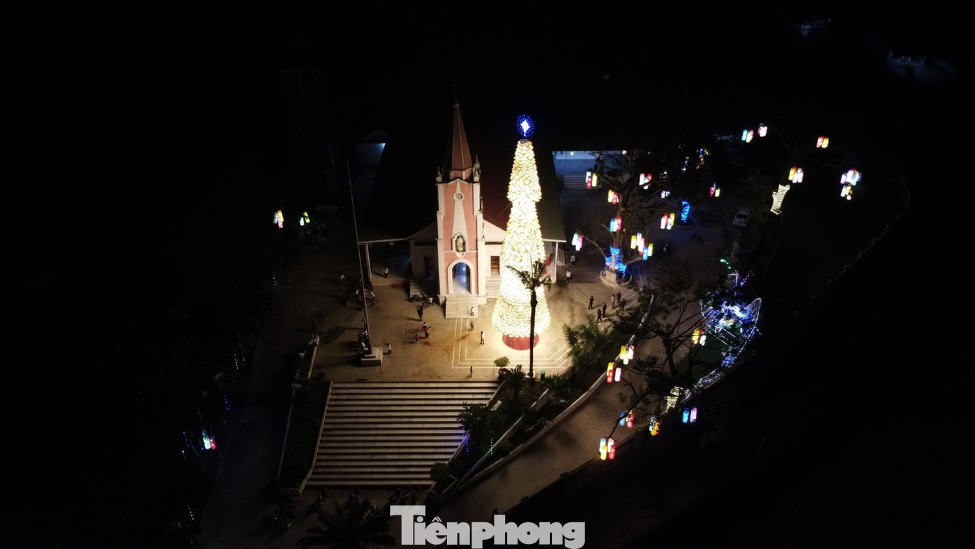 Về đêm, cây thông Noel lung linh làm cho không gian ở miền núi Hà Tĩnh trở nên rực rỡ sắc màu.