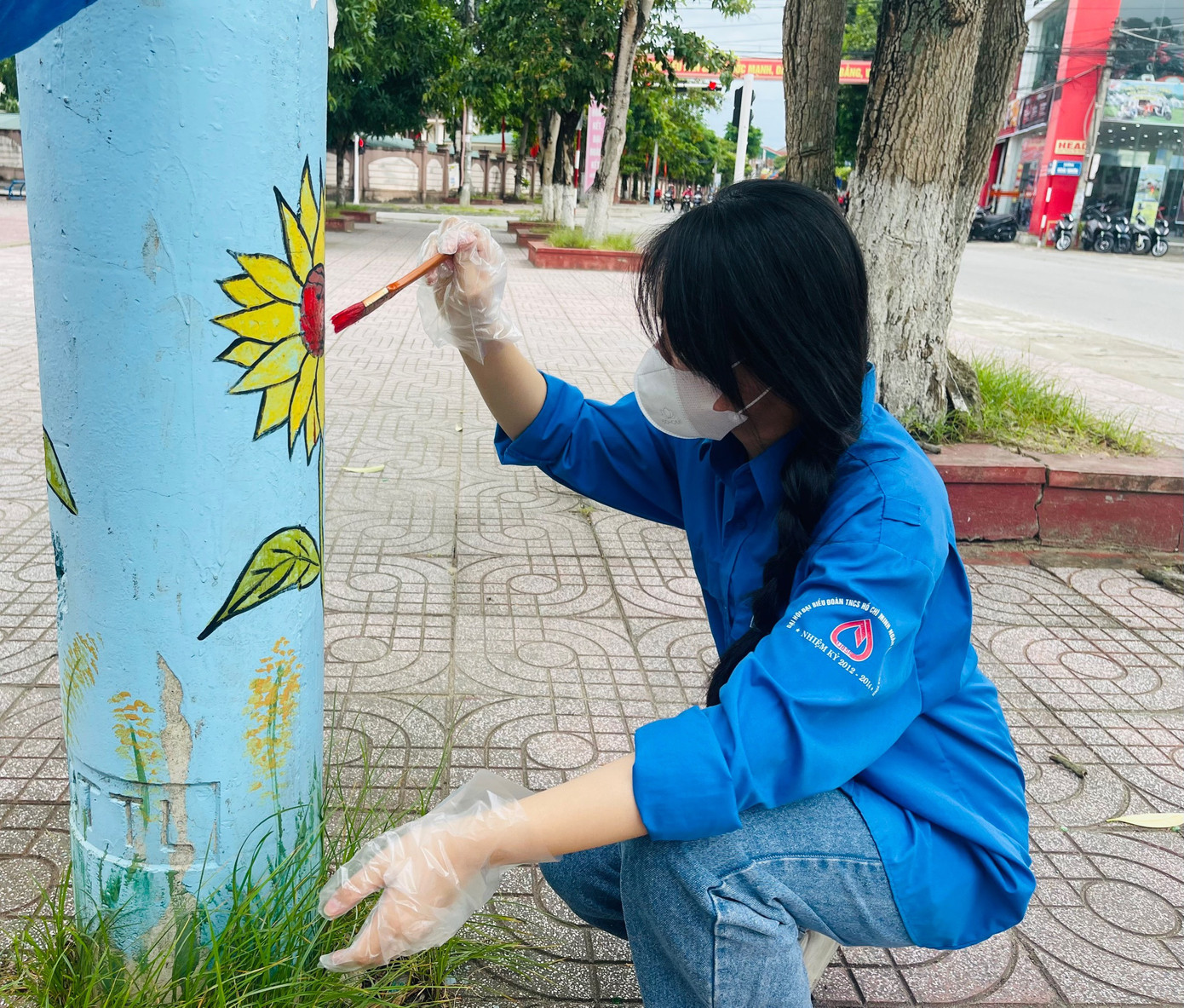 Đoàn viên thanh niên tham gia mô hình &quot;cột điện nở hoa&quot;.