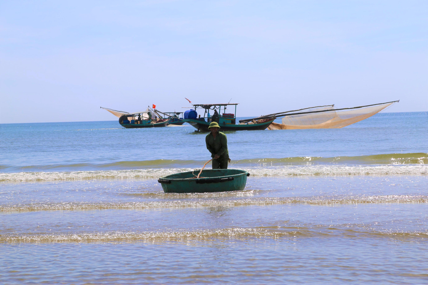 3 thôn ở xã Cương Gián (huyện Nghi Xuân, tỉnh Hà Tĩnh) từng bị phong tỏa do có ca nhiễm COVID-19. Ngày 19/6, quyết định dỡ bỏ phong tỏa được ban hành, người dân vùng này bắt đầu ra khơi.