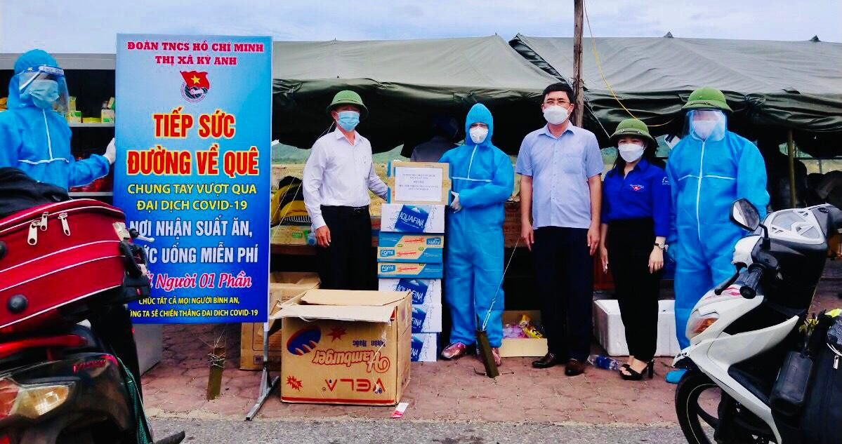 Ngay tại cửa ngõ phía Nam Hà Tĩnh, điểm trao quà miễn phí cho người dân về từ vùng dịch được Đoàn thị xã Kỳ Anh thành lập 2 ngày nay. Đây là điểm tiếp nhận từ mọi nguồn lực xã hội hoá, các mạnh thường quân, các tổ chức chính trị xã hội huy động, đoàn thiện nguyện...