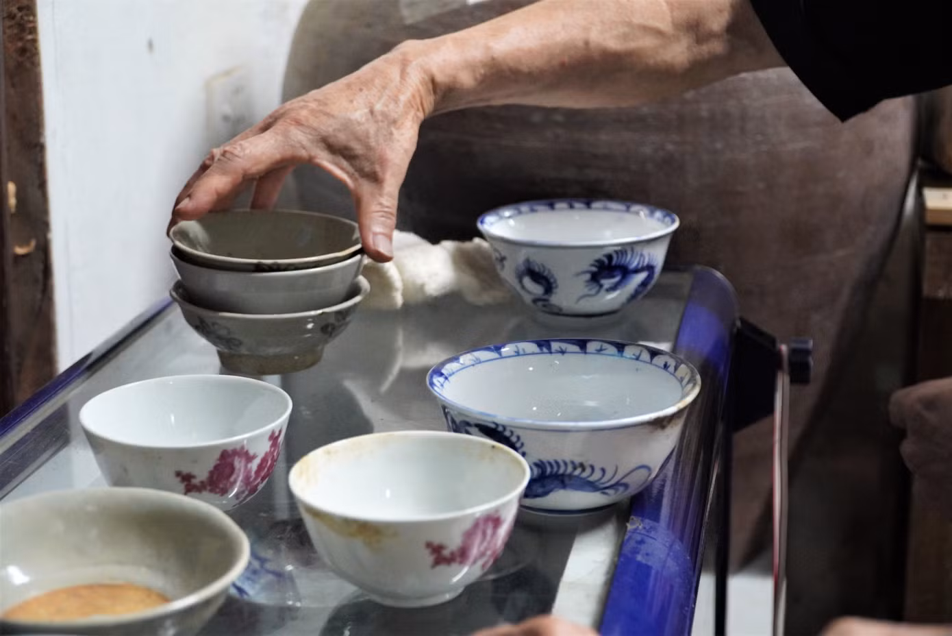 "Trải qua hàng trăm năm, nhiều hiện vật đã không còn nguyên vẹn. Mỗi hiện vật được lưu giữ tại đây mang một nét độc đáo riêng về nghề gốm đã nuôi sống bao thế hệ. Dù nay không còn được gắn bó với nghề làm gốm, nhưng qua lời kể của ông bà, qua các hiện vật được sưu tầm sẽ tiếp tục gìn giữ tốt các hiện vật, góp phần giáo dục truyền thống cho thế hệ sau", ông Hoạt chia sẻ.