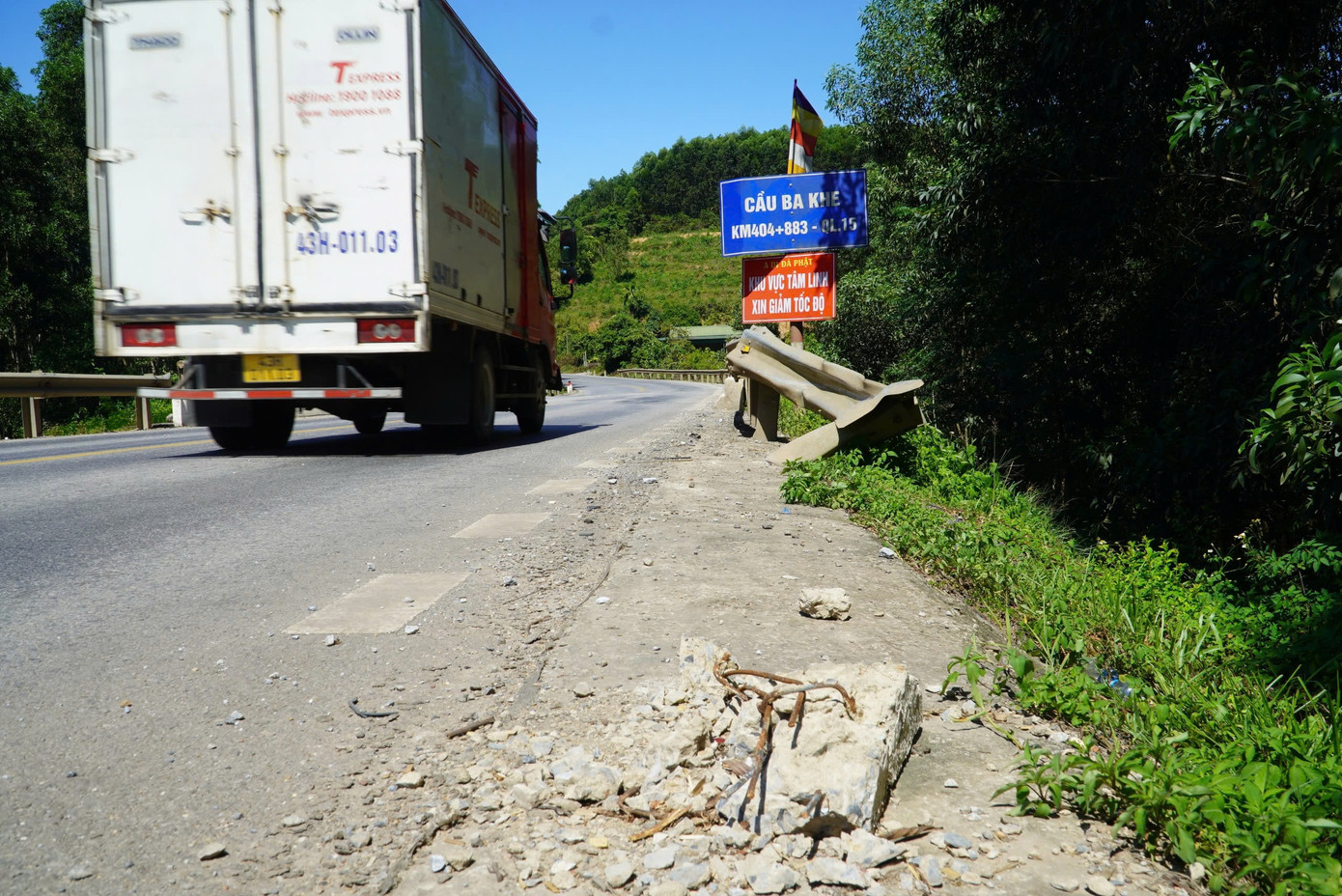 Xuất hiện biển cảnh báo “lạ” tại quốc lộ khiến nhiều tài xế hoang mang.