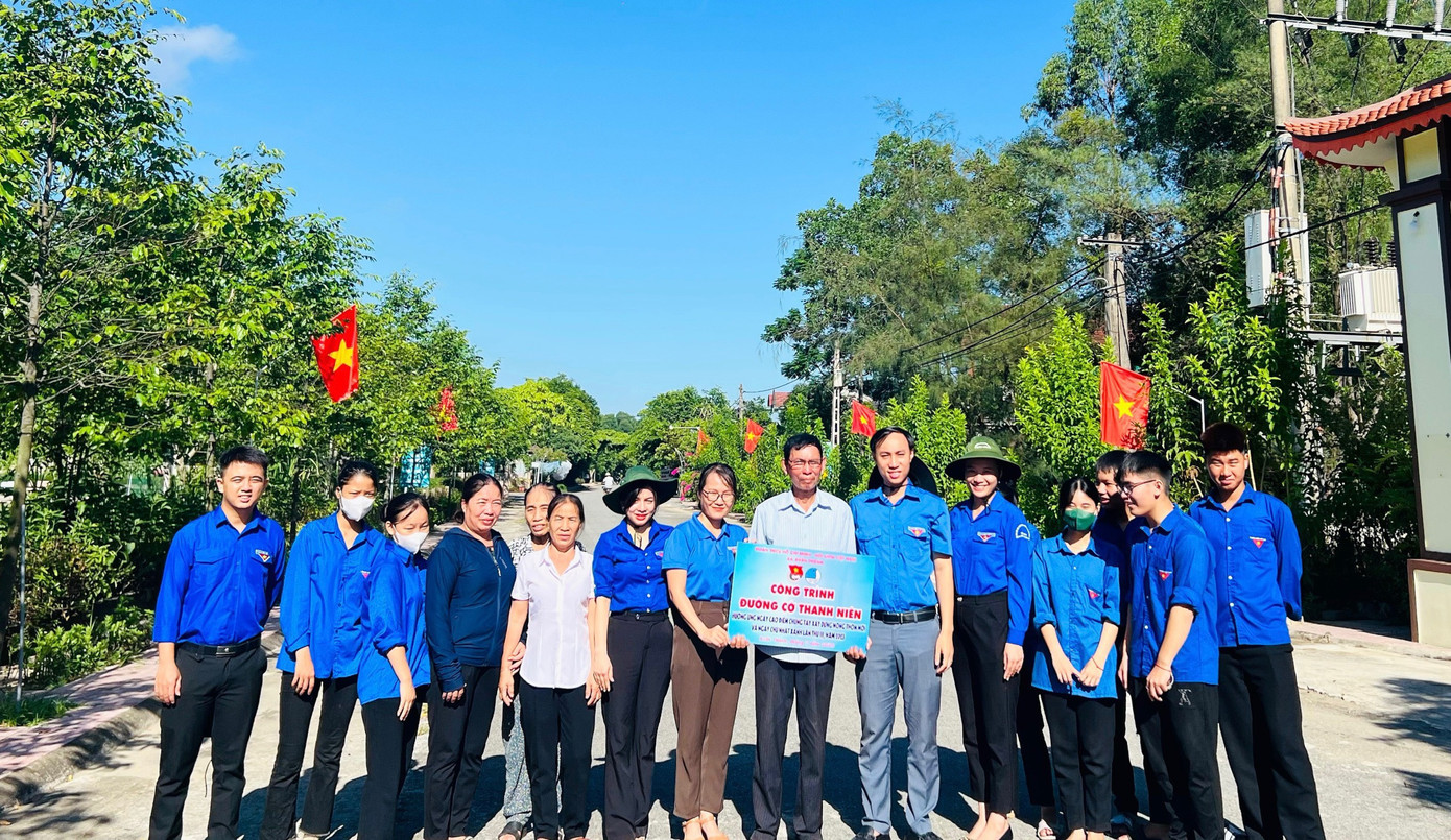 Huyện đoàn Nghi Xuân cũng thực hiện nhiều hoạt động như ra mắt công trình đường cờ thanh niên trị giá hơn 20 triệu đồng tại xã Xuân Thành; trao tặng công trình nhà vệ sinh cho hộ nghèo; vệ sinh môi trường, xóa điểm đen rác thải; vẽ tranh bích họa đường liên thôn, xây dựng bộ trò chơi dân gian... Huyện đoàn Nghi Xuân cũng thực hiện nhiều hoạt động như ra mắt công trình đường cờ thanh niên trị giá hơn 20 triệu đồng tại xã Xuân Thành; trao tặng công trình nhà vệ sinh cho hộ nghèo; vệ sinh môi trường, xóa điểm đen rác thải; vẽ tranh bích họa đường liên thôn, xây dựng bộ trò chơi dân gian...