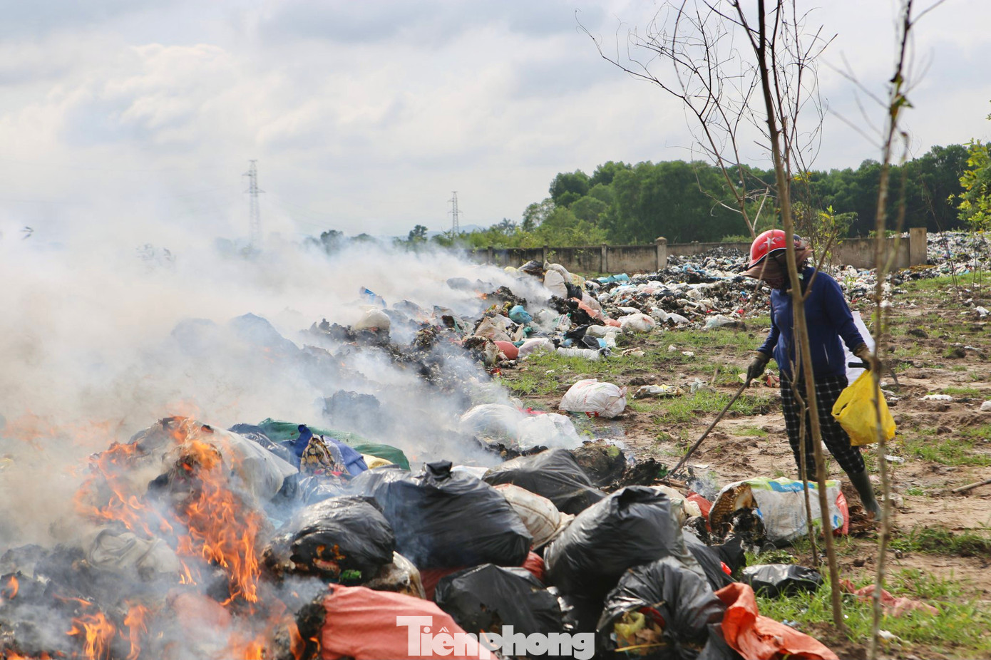 Số lượng rác tồn động tại đây suốt thời gian dài. Có những thời điểm không được đưa đi xử lý mà đốt ngay tại chỗ khiến người dân bức xúc.