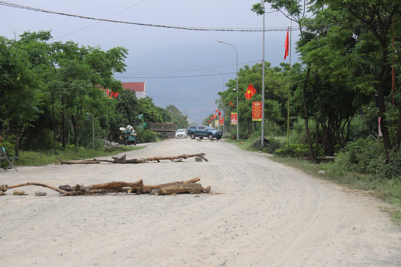 Mặt đường bị hư hỏng khiến xe lưu thông qua lại bụi bặm gây ảnh hưởng đến cuộc sống của người dân.