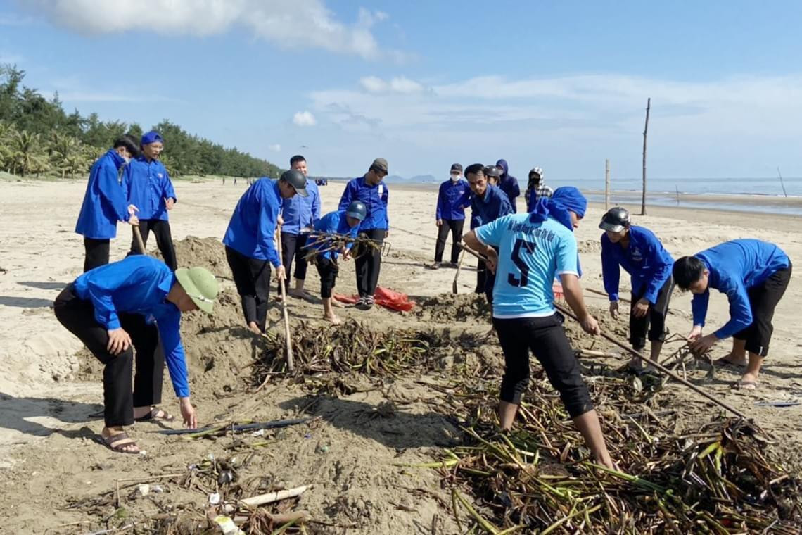 Sau mưa lớn, số lượng bèo, rác tràn ngập tại bờ biển. Từng đoàn viên, thanh niên sử dụng các vật dụng như cuốc, xẻng để thuận lợi trong việc dọn rác.