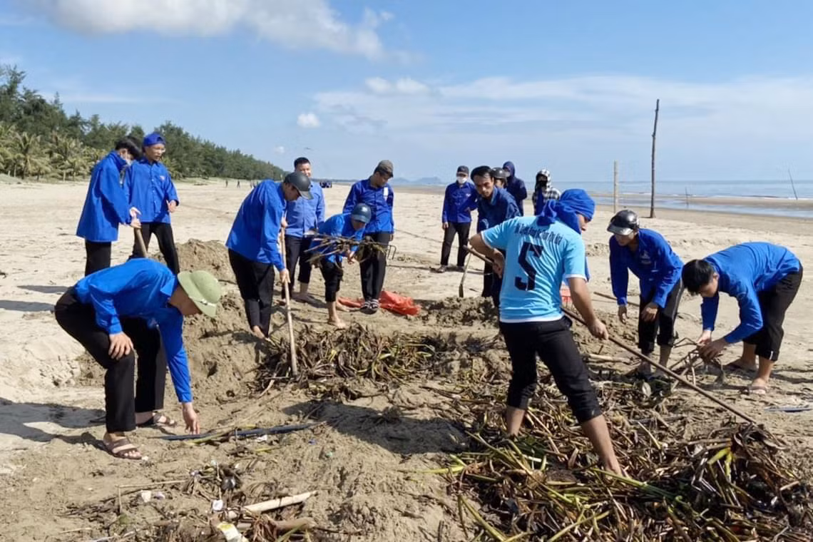 Sau mưa lớn, số lượng bèo, rác tràn ngập tại bờ biển. Từng đoàn viên, thanh niên sử dụng các vật dụng như cuốc, xẻng để thuận lợi trong việc dọn rác. Sau mưa lớn, số lượng bèo, rác tràn ngập tại bờ biển. Từng đoàn viên, thanh niên sử dụng các vật dụng như cuốc, xẻng để thuận lợi trong việc dọn rác.