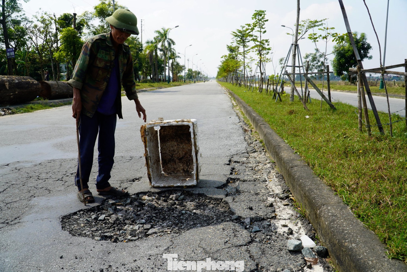 Một số người dân dùng thùng xốp đặt ở các vị trí hư hỏng để cảnh báo người đi đường.