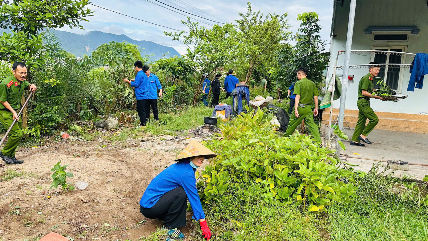 Trong sáng 6/7, Đoàn phường Hoành Sơn (đơn vị mới sáp nhập từ phường Kỳ Nam, phường Kỳ Phương, phường Kỳ Liên và một phần dân số xã Kỳ Lợi) cũng đã tổ chức chỉnh trang, vệ sinh nhà cửa, vườn cho 3 hộ gia đình chính sách.
