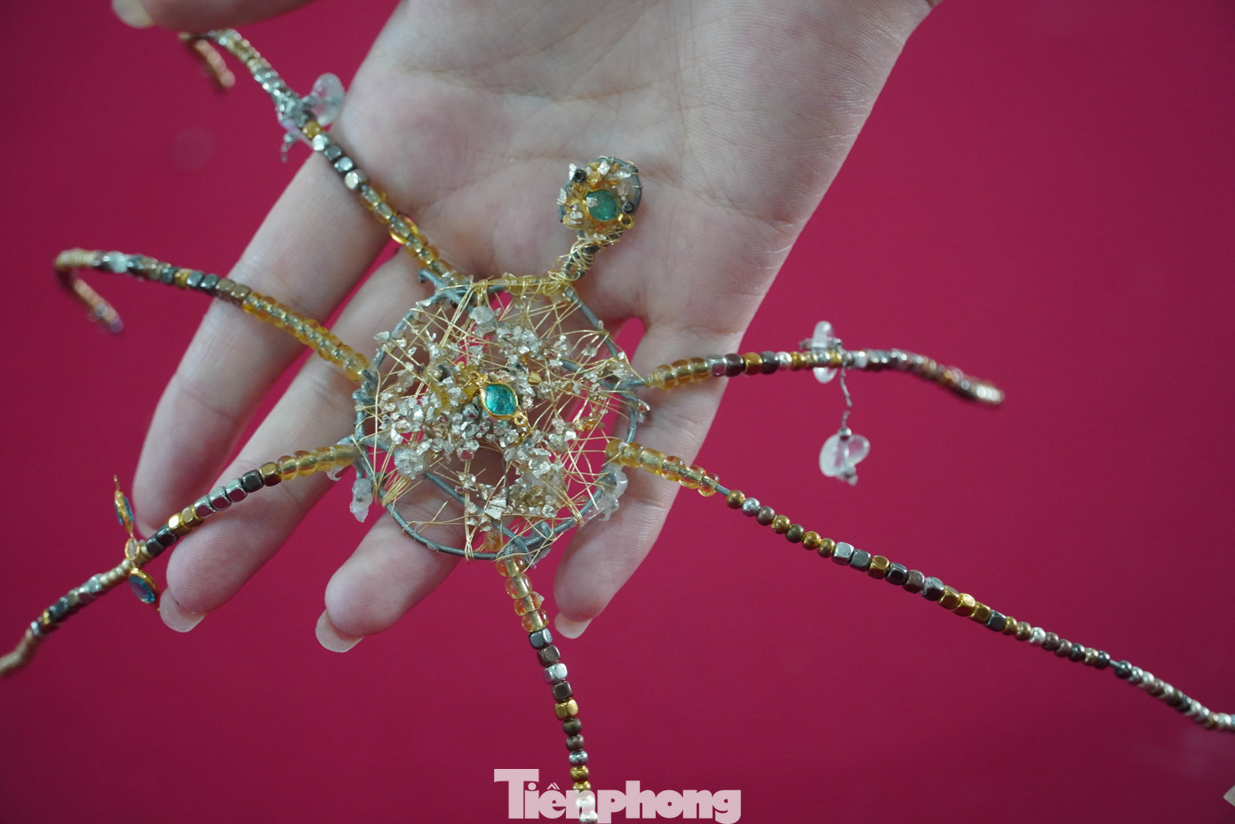 Những mẫu trang sức được nhóm thực hiện thủ công từ những dụng cụ không còn sử dụng.
