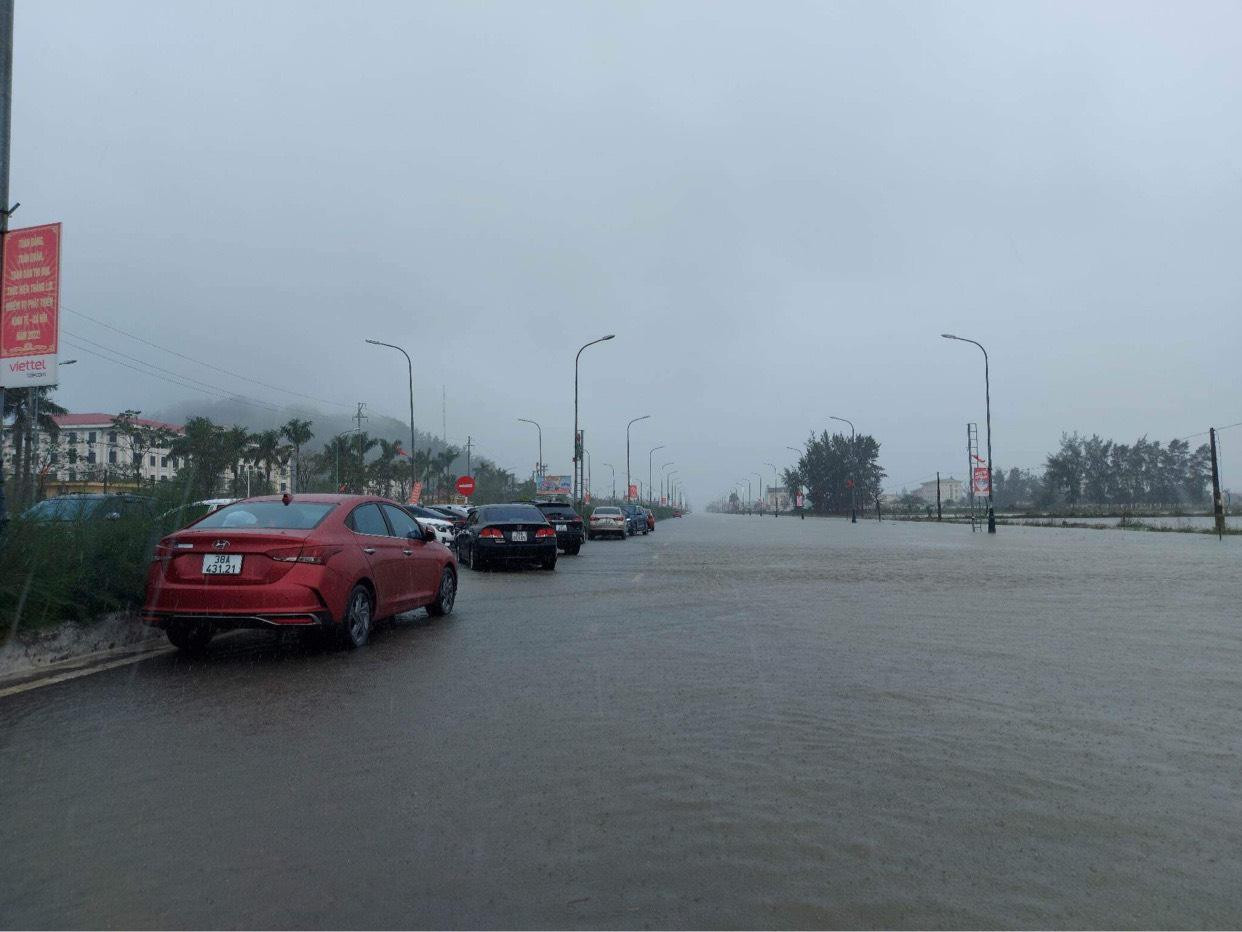 Vì đường ngập một số phương tiện vẫn đi vào và chọn làn đường ngập nhỏ nhất để lưu thông.