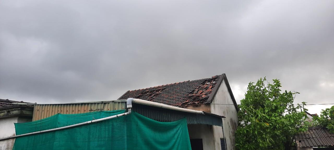 Trận lốc xoáy kéo dài khoảng 20 phút cuốn bay mái nhà của hộ gia đình. Trận lốc xoáy kéo dài khoảng 20 phút cuốn bay mái nhà của hộ gia đình.